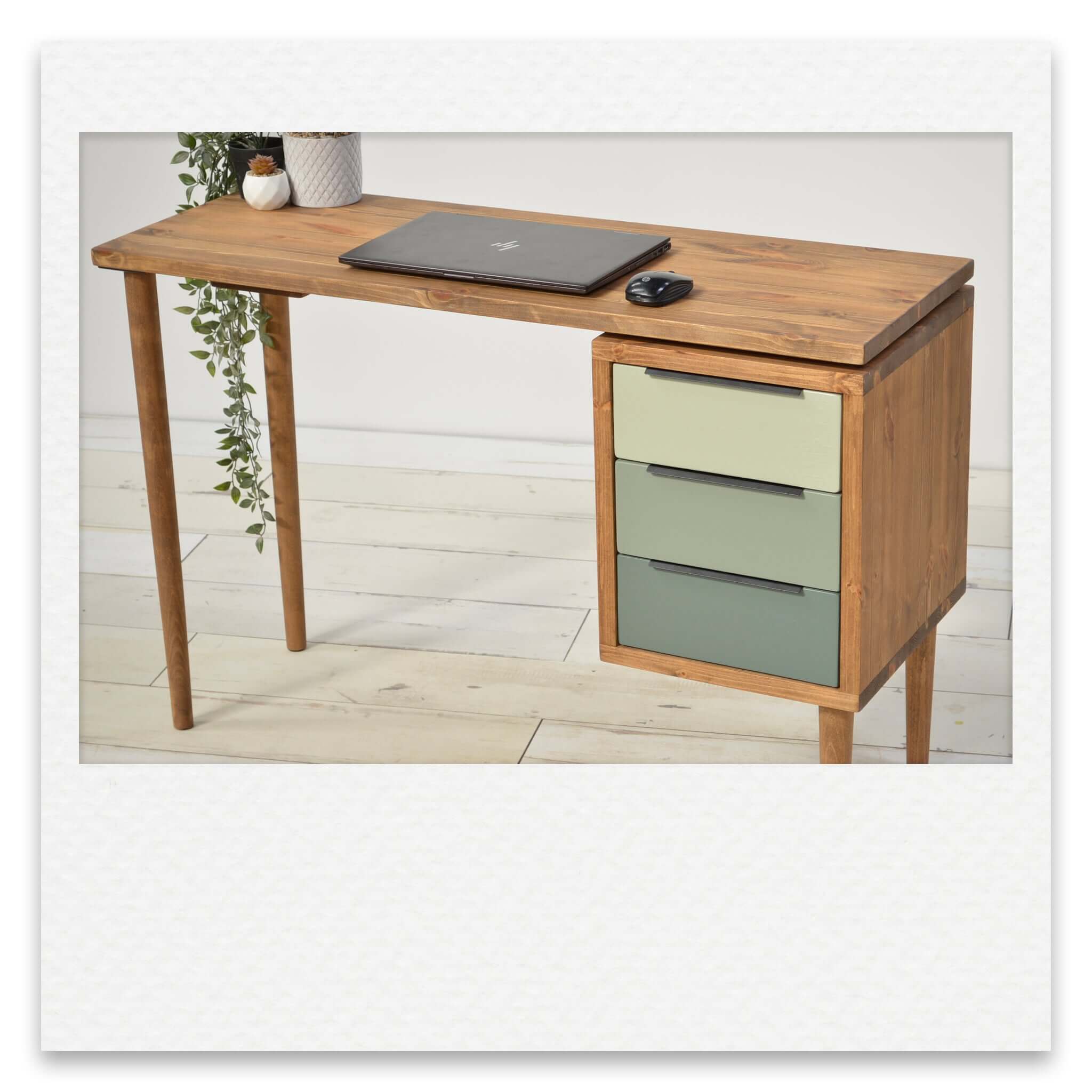 Oak executive deals desk with drawers